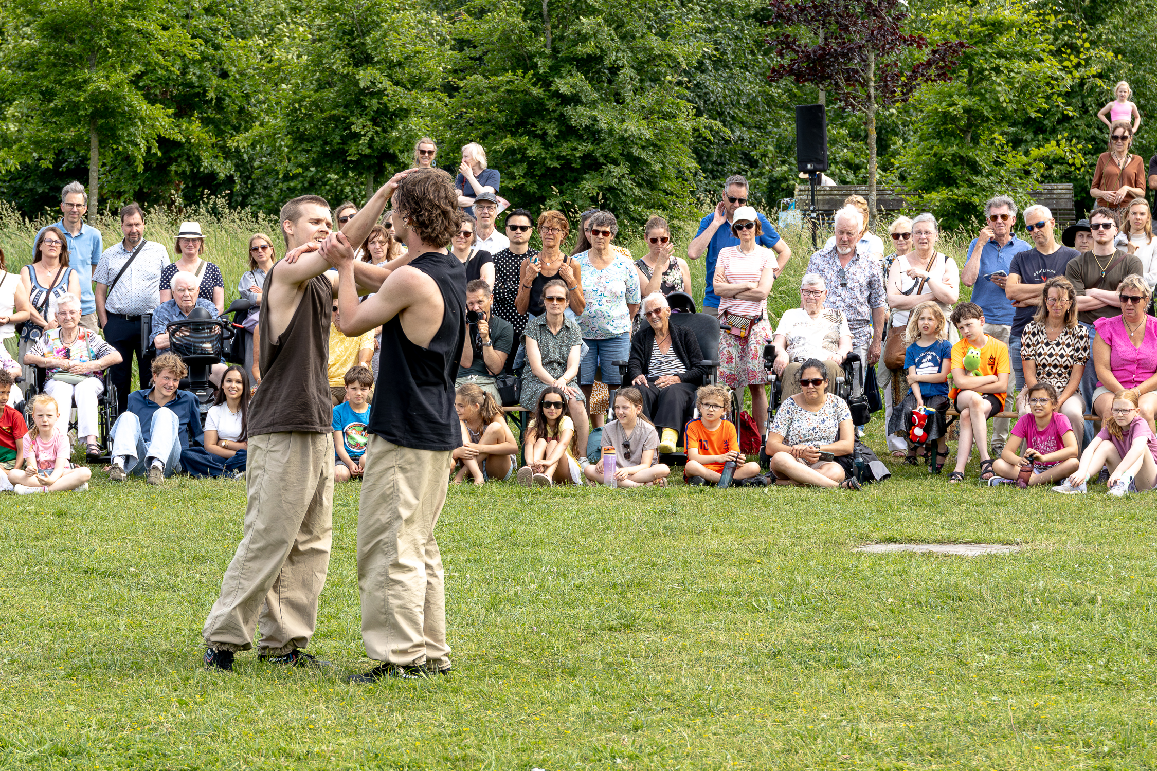 Drukbezocht Zingende Beelden voert publiek mee het park in